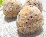鮭フレークと ゆかり の おにぎり作り方2写真