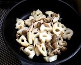 【 レンコンとしめじの鶏ガラ炒め♪】作り方3写真