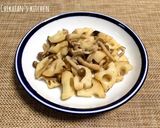 【 レンコンとしめじの鶏ガラ炒め♪】作り方4写真