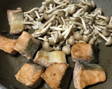鮭としめじのガリバタみそマヨ炒め作り方4写真