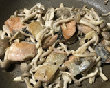 鮭としめじのガリバタみそマヨ炒め作り方5写真