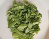【使いきり】春菊の茎と鮭のバター炒め作り方1写真