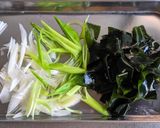 ワカメと長ネギの中華スープ作り方1写真