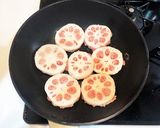 レンコンとひき肉の胡麻照り作り方2写真