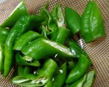 万願寺トウガラシと舞茸の塩炒め作り方1写真
