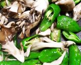 万願寺トウガラシと舞茸の塩炒め作り方3写真