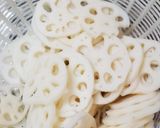 常備菜に♪甘辛たれでレンコンのきんぴら作り方1写真