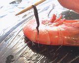 殻ごと竹串でえび背わた取り!おせちBBQ作り方5写真