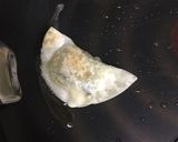 鮭フレーク&チーズ☆餃子の皮で半月焼き作り方9写真
