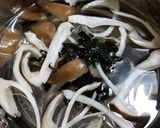 ハタケシメジとワカメの味噌汁作り方3写真