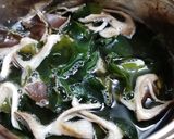 ハタケシメジとワカメの味噌汁作り方4写真
