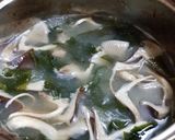 ハタケシメジとワカメの味噌汁作り方5写真
