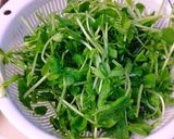 豆苗と豚こま切れ肉のゴマ醤油炒め。作り方4写真