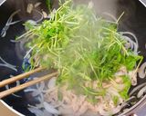 豆苗と豚こま切れ肉のゴマ醤油炒め。作り方5写真