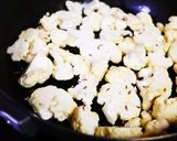 サラダにもなるカリフラワーと茸カレー炒め作り方2写真