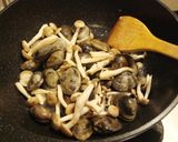 簡単で絶品♪　アサリときのこのパスタ。作り方2写真
