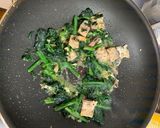 鯖缶とほうれん草のガーリックオイル炒め作り方3写真