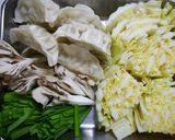 簡単おひとり鍋！餃子鍋　たっぷりニラ白菜作り方1写真