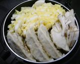 簡単おひとり鍋！餃子鍋　たっぷりニラ白菜作り方2写真