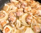 出汁で煮込む、半熟加減が美味しい親子丼☆作り方3写真