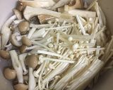 水から煮るキノコ達☆レタス味噌バタスープ作り方2写真