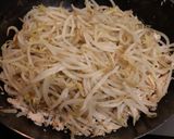 美味♪塩麹鶏ミンチとレンジもやしの炒め物作り方4写真