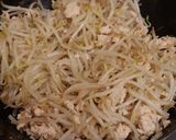 美味♪塩麹鶏ミンチとレンジもやしの炒め物作り方5写真