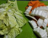 白菜と人参、溶き卵の優しいお味噌汁作り方1写真