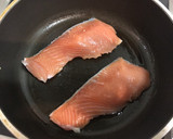 鮭のステーキ　梅とオクラの和風ソース作り方1写真
