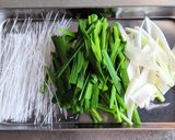 豚ひき肉とニラの坦々春雨スープ作り方1写真