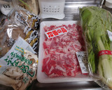 牛肉小間切れと菜っ葉とキノコのすき焼き風作り方1写真