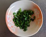 豆富と油揚げ・ニラの味噌汁作り方1写真