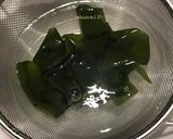 玉ねぎとワカメと油揚げの味噌汁作り方1写真