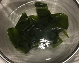 玉ねぎとワカメと油揚げの味噌汁作り方1写真