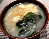 玉ねぎとワカメと油揚げの味噌汁作り方6写真