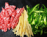 水煮ﾒﾝﾏとﾋﾟｰﾏﾝの塩炒め作り方1写真