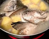生鮭頭とじゃが芋の味噌煮作り方1写真