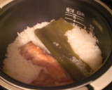 残った焼き鮭をポン乗せて炊くだけ♡作り方1写真