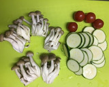 ミニトマト☆鶏肉&ズッキーニのバタ醤油炒作り方1写真