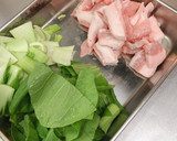 豚トロとチンゲン菜の黒胡椒炒め作り方1写真