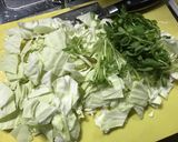 簡単！豆苗　油揚げ　キャベツのピリ辛炒め作り方1写真