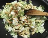 簡単！豆苗　油揚げ　キャベツのピリ辛炒め作り方3写真