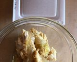 納豆と親子丼（の具）を米粉パンに添えて作り方1写真