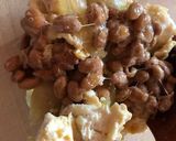 納豆と親子丼（の具）を米粉パンに添えて作り方2写真