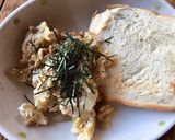 納豆と親子丼（の具）を米粉パンに添えて作り方3写真
