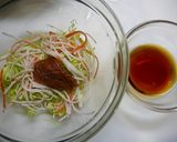簡単！カニカマとキャベツの梅酢和え作り方1写真