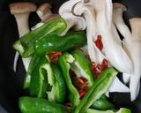 生姜たれと鷹の爪で♪エリンギピーマン炒め作り方2写真