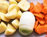 簡単！めんつゆで肉じゃが！作り方1写真