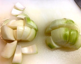 パプリカとゆで玉ねぎと蒸し鶏の和え物作り方2写真