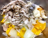 パプリカとゆで玉ねぎと蒸し鶏の和え物作り方6写真